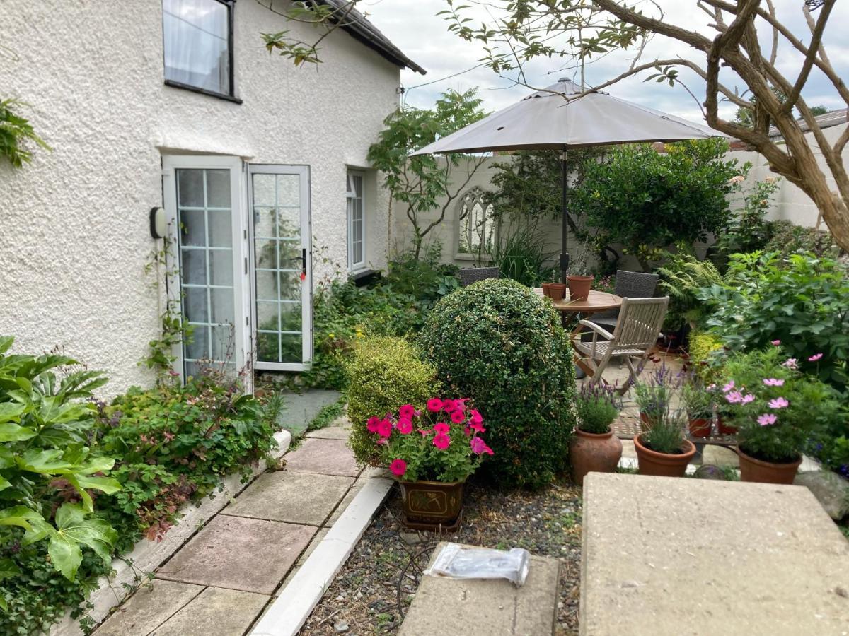 Bryntirion Farmhouse Apartment With Hot Tub Llanfair Caereinion Buitenkant foto