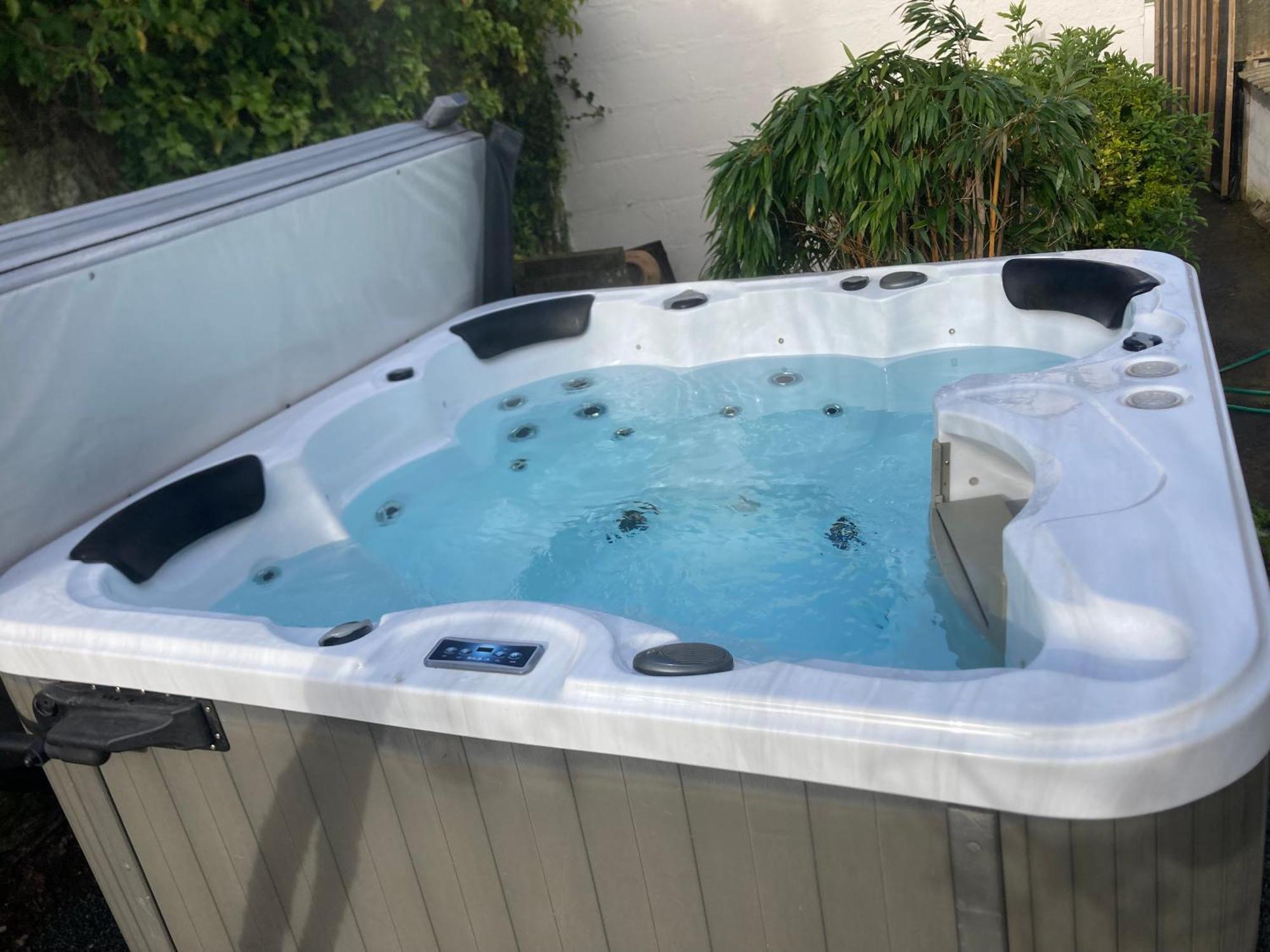 Bryntirion Farmhouse Apartment With Hot Tub Llanfair Caereinion Buitenkant foto