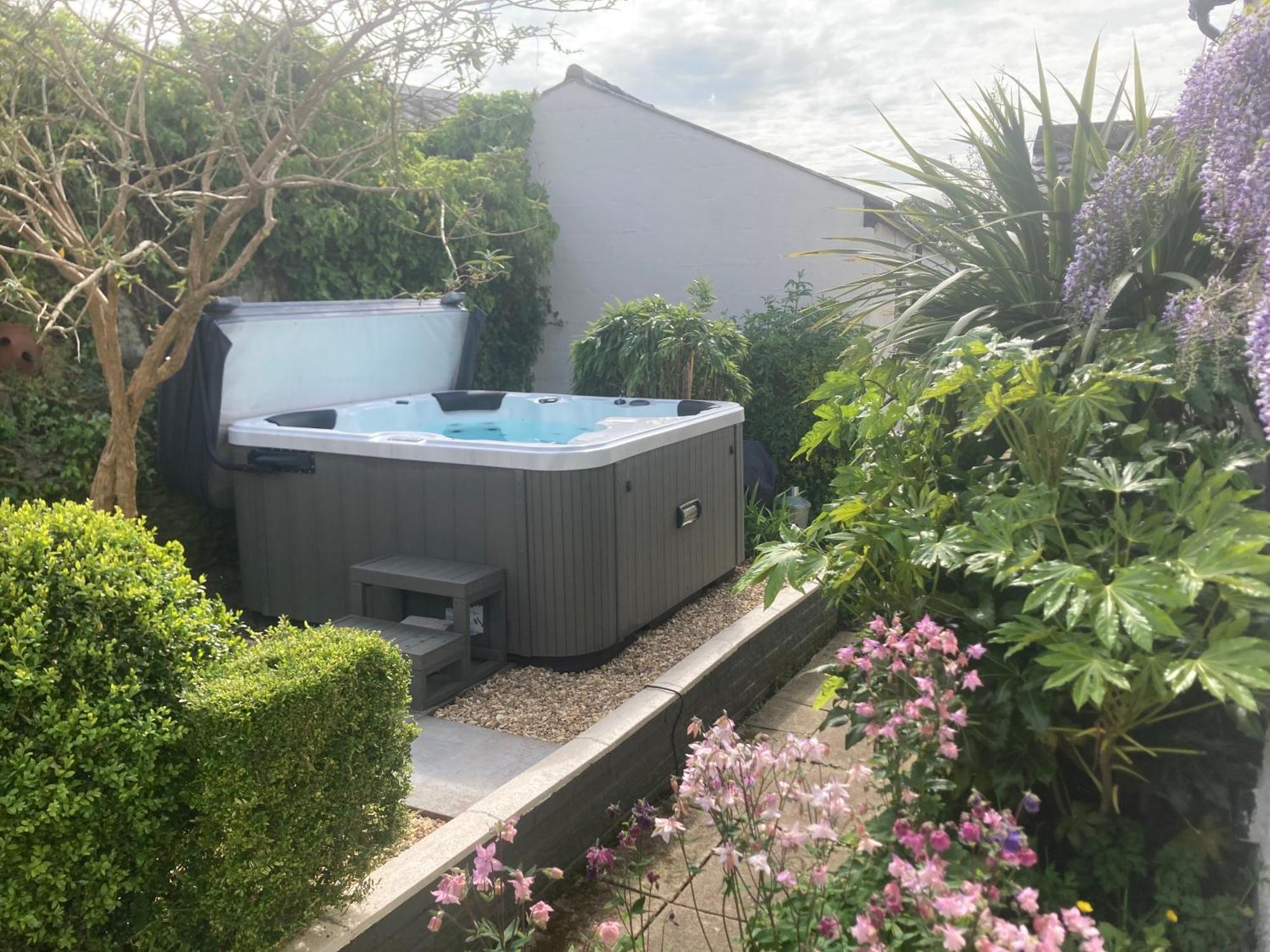 Bryntirion Farmhouse Apartment With Hot Tub Llanfair Caereinion Buitenkant foto
