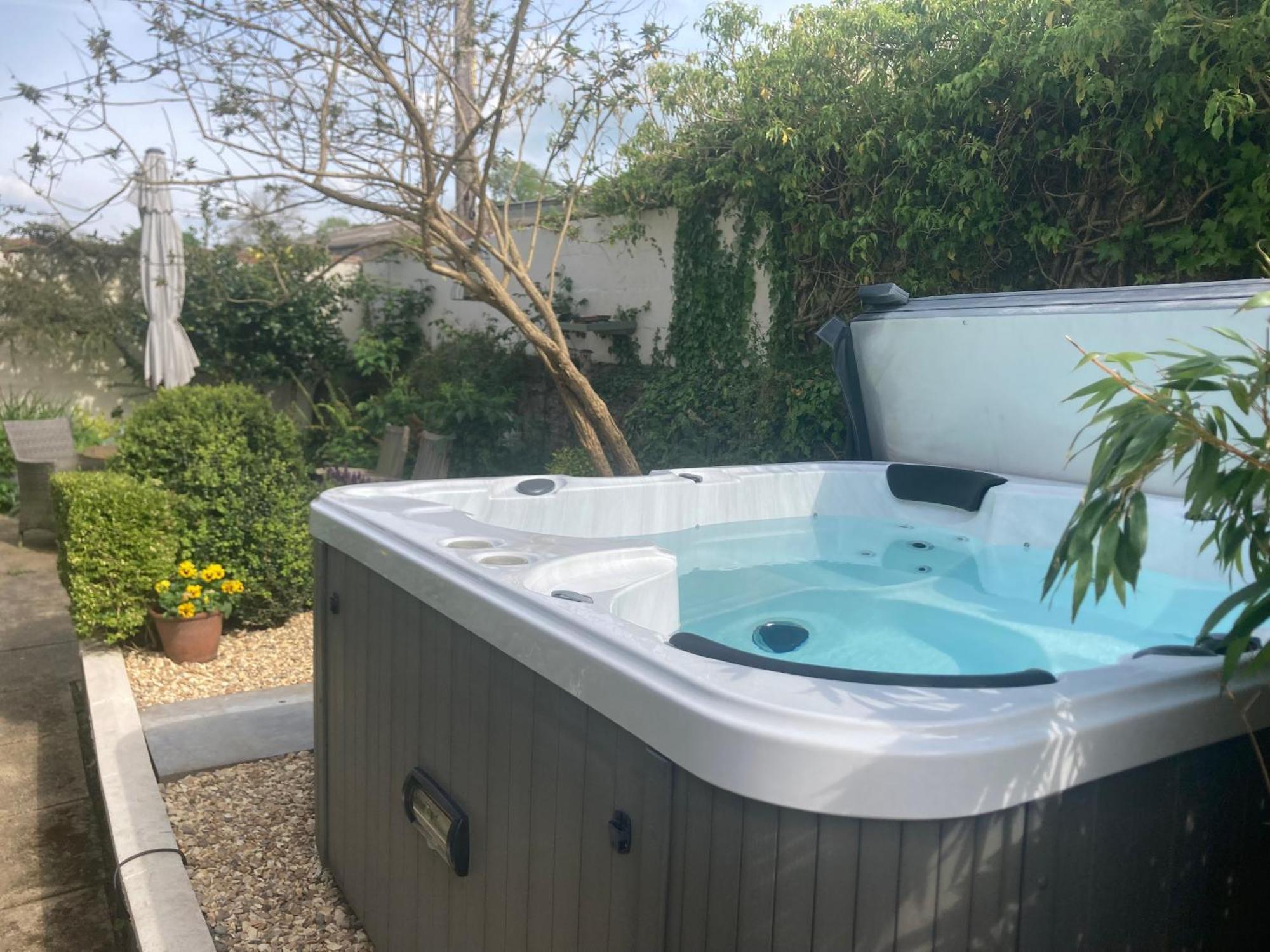 Bryntirion Farmhouse Apartment With Hot Tub Llanfair Caereinion Buitenkant foto